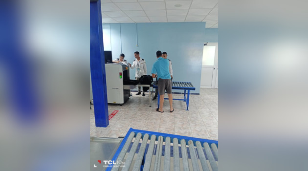Lariel Gómez Martínez, al centro, supervisa la labor de los oficiales de Aduana en el Punto de Inspección y Registro.