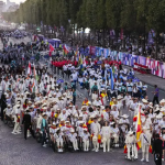 La delegación de España llega al Desfile de las Naciones como parte de la ceremonia de inauguración de los Juegos Paralímpicos de París 2024 en la Plaza de la Concordia en París el 28 de agosto de 2024. Foto: AFP.