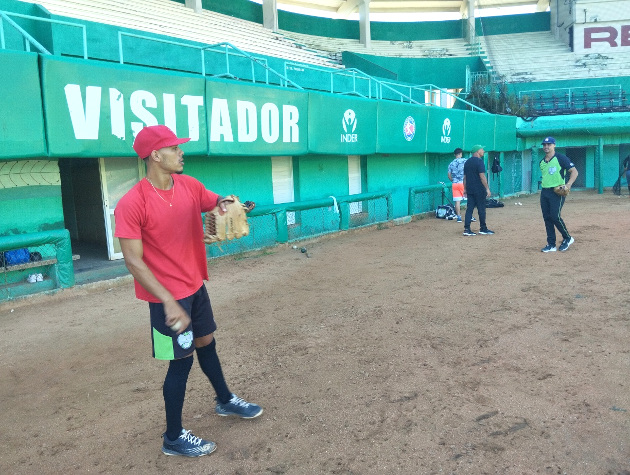 Entrenamiento de los atletas en el estadio 5 de Septiembre.