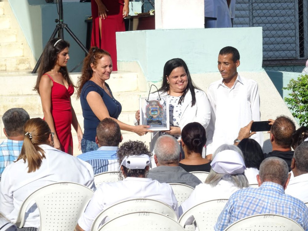 La Asamblea Municipal del Poder Popular en Cienfuegos reconoció al CEA con el Escudo de la Ciudad. / Foto: Roberto Alfonso Lara / 5 de Septiembre