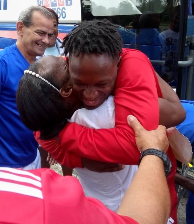 Emotivo el abrazo de Yamel y su madre.