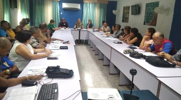 La Viceministra del MES, Dra C. Alicia Alonso Becerra (al centro) reconoció avances de la Universidad de Cienfuegos. / Foto: Juan Carlos Dorado