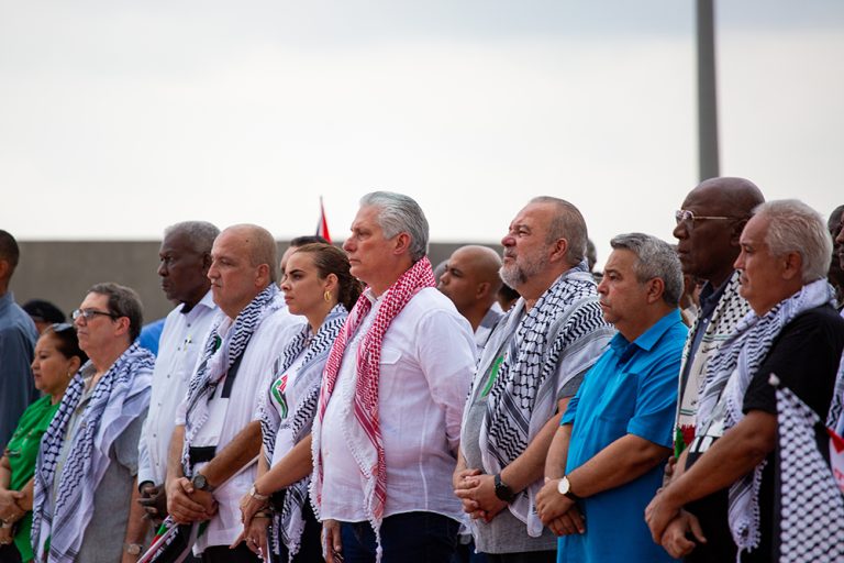 Asistieron a la manifestación, el primer secretario del Partido y presidente de la República, Miguel Díaz-Canel Bermúdez, el presidente de la Asamblea Nacional del Poder Popular y del Consejo de Estado, Esteban Lazo Hernández, el primer ministro Manuel Marrero Cruz y otros miembros del Buró Político./ Foto: Enrique González (Enro)/ Cubadebate.