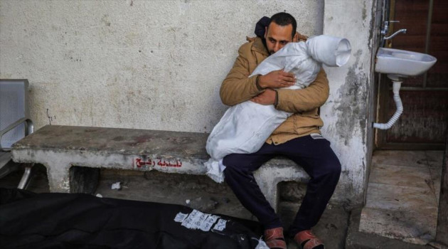 Palestinos junto a los daños tras los bombardeos israelíes contra la parte oriental de la ciudad de Gaza. / Foto: Reuters