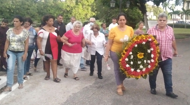 Frente al panteón que guarda los restos mortales del dirigente político Humberto Miguel Fernández fue depositada una ofrenda floral. / Fotos: Juan Carlos Dorado Fernández / 5 de Septiembre