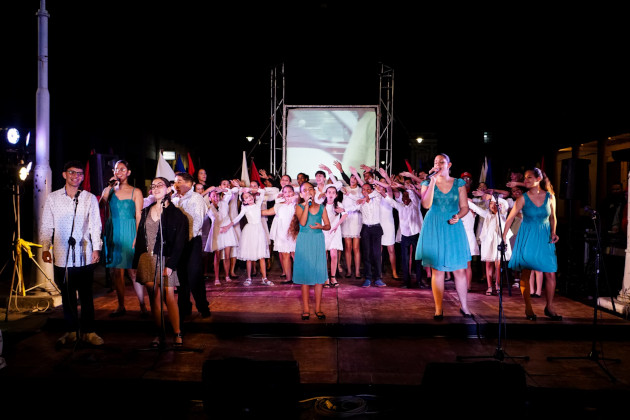 La Compañía de Teatro Musical Infantil Abrakadabra concluyó la gala con la interpretación de la canción No hacen falta alas de Silvio Rodríguez. / Foto: Cortesía de Miguel Sarduy