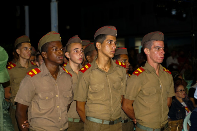 Los estudiantes de la Escuela Militar Camilo Cienfuegos rinden homenaje a Fidel. / Foto: Cortesía de Miguel Sarduy