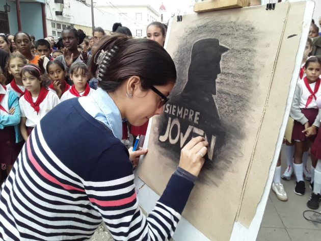 Estudiantes de Artes Plásticas presentaron una obra en homenaje a Fidel. / Foto: Yudith Madrazo Sosa