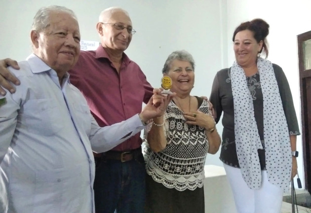 Momento de la entrega a los doctores Fátima Addine Fernández y Gilberto Andrés García Batista del sello conmemorativo por el aniversario 205 de la ciudad de Cienfuegos. / Foto: Juan Carlos Dorado / 5 de Septiembre