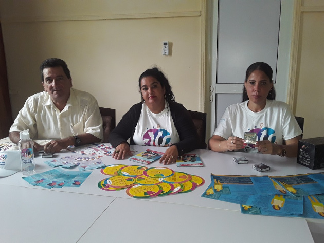 En conferencia de prensa resultó detallada la campaña, Decide tu juego; de izquierda a derecha, el Dr. José Manuel Varela Benítez, Ivanieht Concepción López y Yanisuleidy Tamayo Díaz. / Foto: Magalys Chaviano