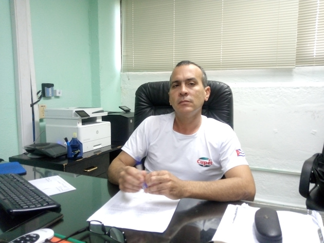 Alexander Pérez González, director de la División Comercializadora de Combustibles Cienfuegos: “las nuevas medidas pretenden que mayor cantidad de clientes puedan acceder al GLP”. / Foto: De la autora