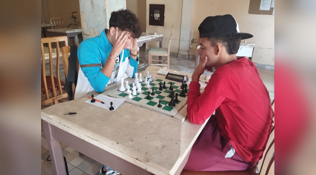 Partida que decidió el torneo provincial de ajedrez en Cienfuegos entre Manuel Alejandro López Suárez (izquierda) y Daniel Chávez Oropesa (derecha). / Foto: Del autor