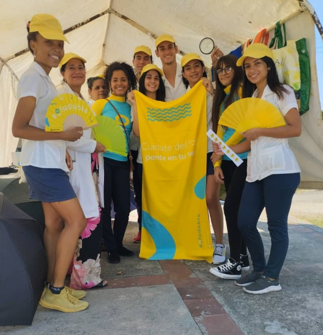 Estudiantes y profesores de UCMC en medio de las intervenciones comunitarias de Soludable Cuba. / Foto: Cortesía Soludable Cuba.