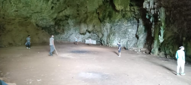 Un amplio salón se abre en su interior. 