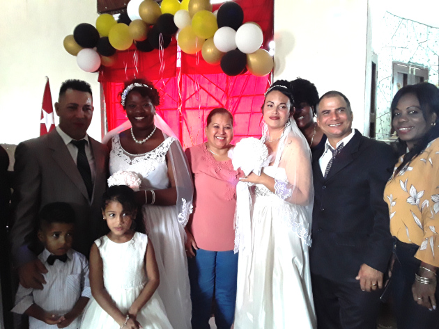 Con una ceremonia pública, dos parejas en Cienfuegos recordaron la boda rebelde entre Vilma Espín y Raúl Castro. / Foto: Yudith Madrazo Sosa / 5 de Septiembre