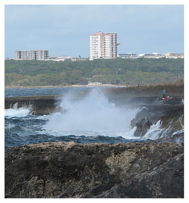 Las olas crean un verdadero frenesí contra el litoral y las rocas.