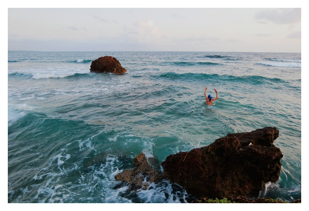 Las olas crean un verdadero frenesí contra el litoral y las rocas.