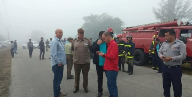 Máximas autoridades de la provincia se personaron en el lugar del accidente, ocurrido en la carretera entre Morón y la Isla de Turiguanó, entre dos ómnibus, uno de la Constructora Militar y otro de trabajadores del Turismo. / Foto: Invasor