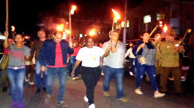  Dirigentes cienfuegueros marchan junto al pueblo en homenaje al Apóstol. / Foto: Miguel Adrián Rodríguez Pérez