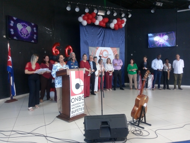 Merecen juristas perlasureños Sello conmemorativo "60 Aniversario". / Foto: Tay Toscano