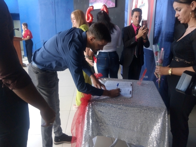 Jóvenes abogados firman Código de Ética y reciben su toga. / Foto: Tay Toscano
