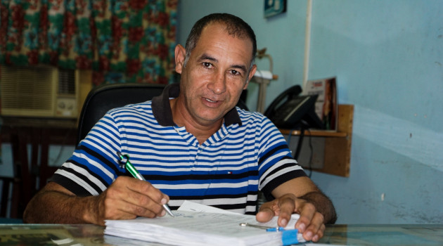 Licenciado en Economía, José Alain ha vivido todos sus años laborales en el sector eléctrico. / Foto: Miguel Antonio Sarduy