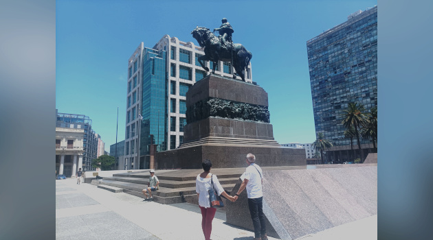 Impresionante escultura ecuestre del general José Artigas en la Plaza de la Independencia, en Montevideo. / Foto: María Elena Llanes