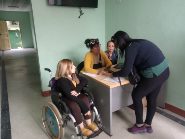 En la Onat municipal de Cienfuegos, los contribuyentes reciben información y pueden copiar en soporte digital los modelos correspondientes. / Foto: Tay Toscano 