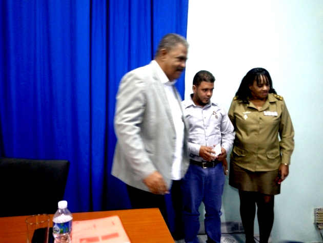 Condecorado con la distinción Servicio distinguido de las FAR, Juan Carlos Pérez López (al centro). / Foto: Tay Toscano