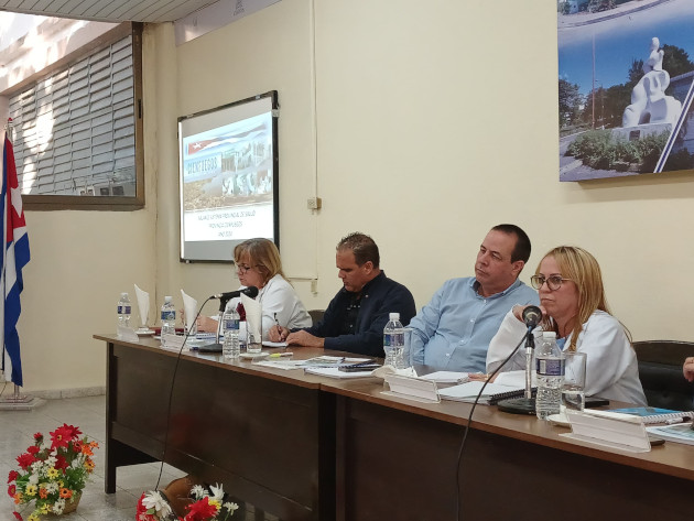 El encuentro estuvo presidido por el ministro de Salud, José Ángel Portal Miranda; Yolexis Armada, gobernadora de Cienfuegos; Dra. Layrí García Ríos, directora general de Salud en el territorio, entre otros directivos del sector y de organizaciones políticas y sociales.