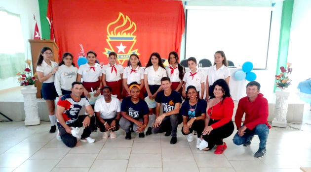 La comitiva durante las conclusiones de la asamblea en Aguada de Pasajeros.