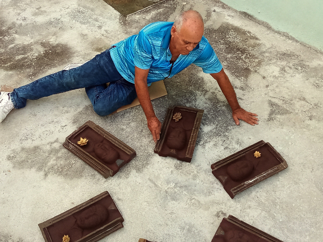 El escultor José Basulto culminando su proyecto para la XV Bienal de La Habana.