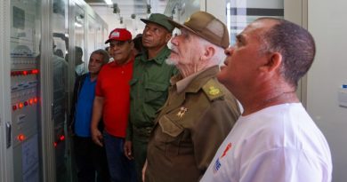 El Comandante de la Revolución Ramiro Valdés Menéndez recorre áreas del sistema de controles de la flamante instalación, junto al primer secretario del Partido en Cienfuegos, Armando Carranza Valladares, y autoridades del sector eléctrico. / Foto: Miguel Antonio Sarduy
