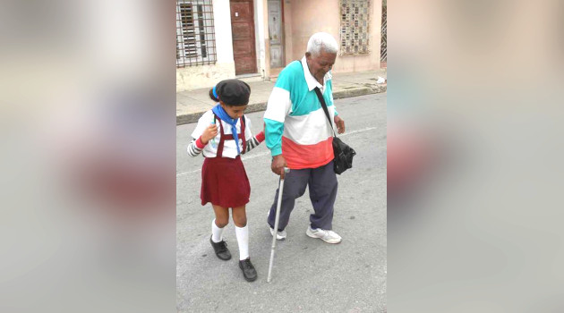 El respeto entre generaciones, otra manera de expresar amor. / Foto Tomada de Granma 