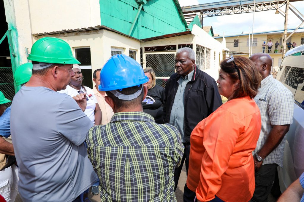 En su visita al central azucarero Antonio Sánchez, del municipio de Aguada./ Foto: Miguel Antonio Sarduy