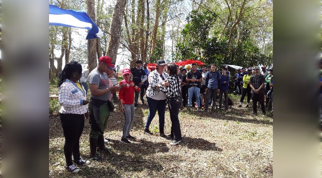La jornada de trabajo voluntario fue propicia para entregar el Carné a nuevos integrantes de la UJC en Cienfuegos.
