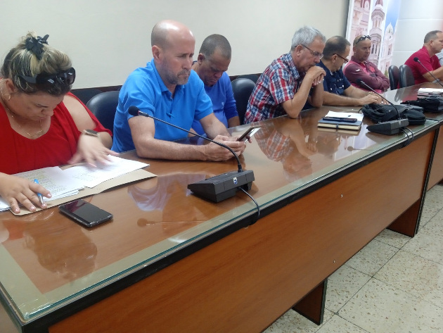 Directivos de entidades de la rama Eléctrica y radialistas, atentos a los reclamos de la población, al interactuar vía telefónica. / Foto: Magalys Chaviano Álvarez