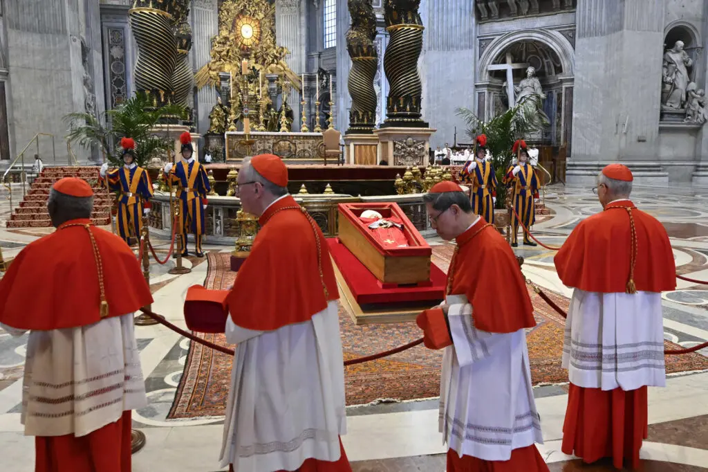 Cardenales desfilan frente al féretro abierto del papa Francisco para darle el último adios quien lideró un giro radical a la doctrina de la Iglesia Católica. Foto: EFE