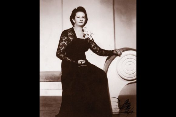 Lina Ruz, ataviada para la graduación de Fidel, como Bachiller, que tuvo lugar en junio de 1945, en el Colegio de Belén. Foto: Oficina de Asuntos Históricos del Consejo de Estado. Sitio Fidel Soldado de las Ideas.