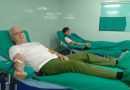 Al fondo, el joven Oscar Luis Obregón Sánchez durante un proceso de donación de su tipo de sangre especial. / Foto: Cortesía del entrevistado.