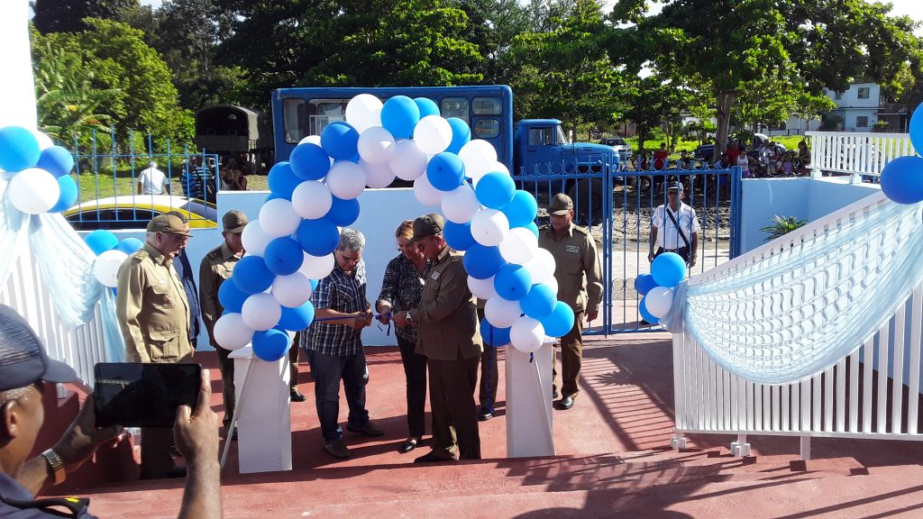 Autoridades políticas y jefes militares en el momento de cortar la cinta inaugural./Foto: De la autora