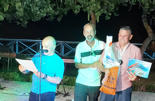 Yoel de la Paz y Ernesto Manzanares entregando el Premio Máximo Acumulador a Luis Muiño. / Foto: De la autora