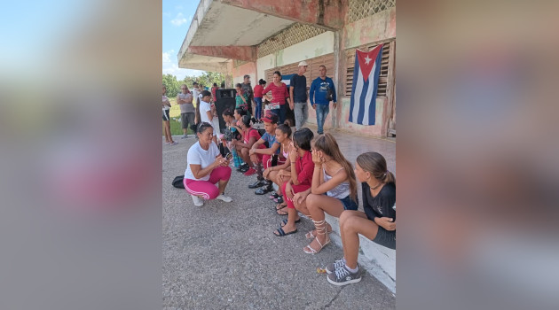 Hasta las comunidades llegan los especialistas de Joven Club en este verano siempre joven. / Foto: Cortesía Joven Club