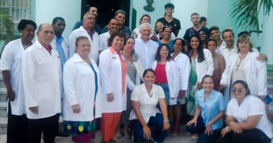“Hay que regresar al Pediátrico de Cienfuegos” El mandatario se tomó fotos con todo el personal del Pediátrico. /Foto: Delvis Toledo de la Cruz