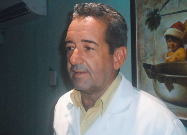 El subdirector docente del Paquito González valoró la presencia de los estudiantes de Medicina durante las vacaciones en el centro. /Foto: Delvis Toledo de la Cruz