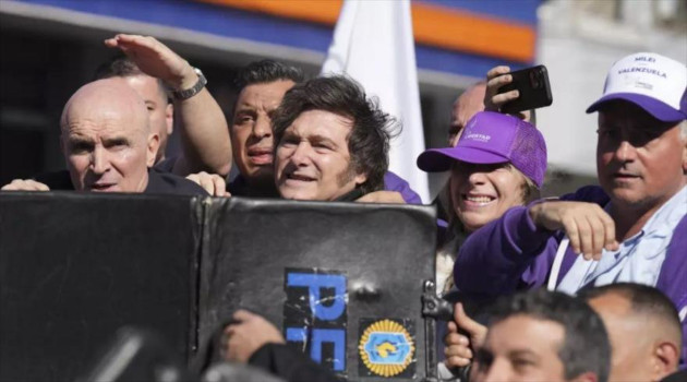La policía protege al presidente argentino Javier Milei y a su hermana, la secretaria general de la Presidencia, Karina Milei, antes de las elecciones provinciales legislativas en Lomas de Zamora, Argentina, 27 de agosto de 2025.