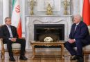 El presidente iraní, Masud Pezeshkian (izda.), se reúne con el presidente de Bielorrusia, Alexander Lukashenko (dch.), en Minsk.