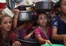 Palestinos se reúnen para recibir comidas cocinadas en un centro de distribución de alimentos en el campo de refugiados de Nuseirat en Gaza, 18 de agosto de 2025. /Foto: AFP