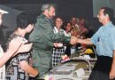 El maestro Gonzalo Bermúdez, creador del grupo Ismaelillo junto al Comandante en Jefe, Fidel Castro Ruz. /Foto: Archivo de Granma