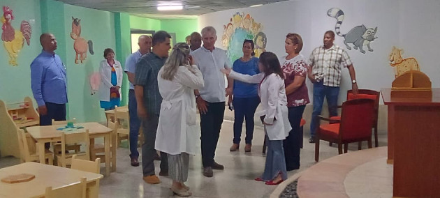 Mandatario cubano, Miguel Díaz-Canel Bermúdez, recorre salón "4 de abril" del Hospital Pediátrico de Cienfuegos. /Foto: Delvis Toledo De la Cruz / 5 de Septiembre